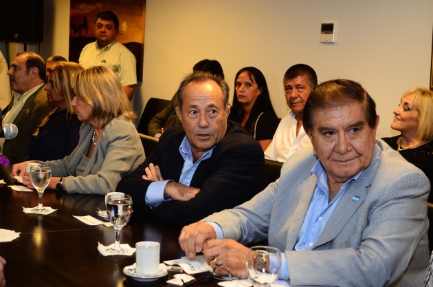 Mesa con candidato. Rodríguez Saá, junto a Pereyra. "Tenemos que aceptar el desafío", dijo el candidato a la presidencia. 