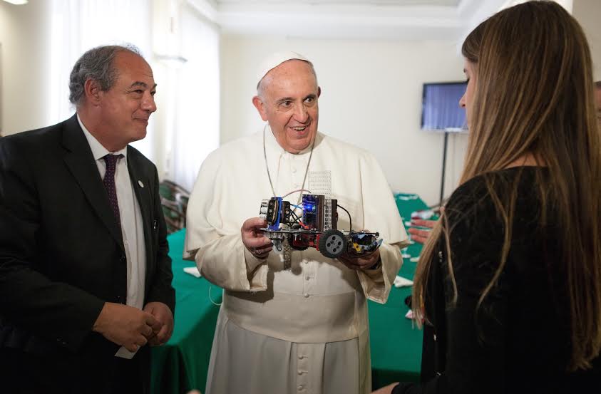 Como un regalo del cielo: “Maxs”, el robot puntano que llegó a las manos de Francisco