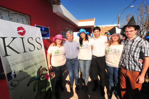El gobernador de la Provincia, CPN Claudio Poggi inauguró una empresa que se dedica a la confección de gorros de cotillón.