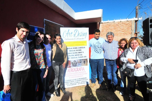 El gobernador CPN Claudio Poggi, acompañó a los jóvenes empresarios en la puesta en marcha de su proyecto.
