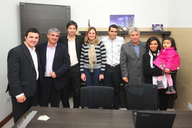 El gobernador junto a los jóvenes empresarios, el vicegobernador y los representantes  del programa.