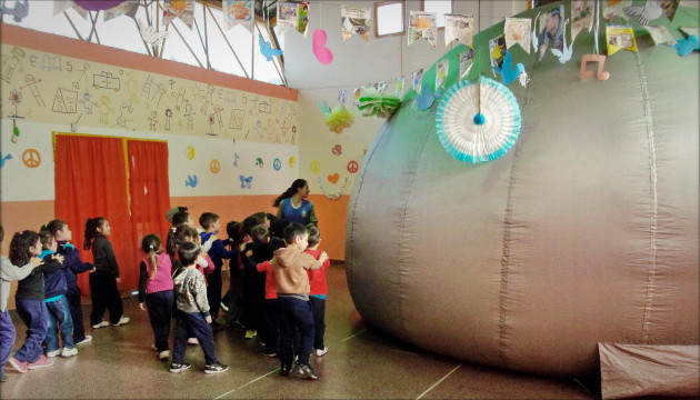 El planetario inflable del PALP continúa su gira por las escuelas de San Luis.