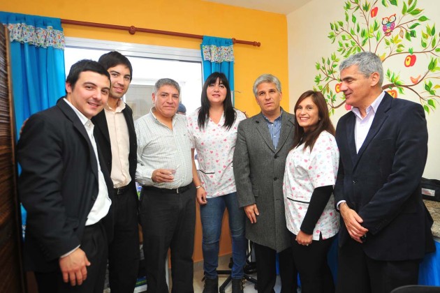 El gobernador, el vicegobernador, las nuevas empresarias, junto a los representantes del programa.