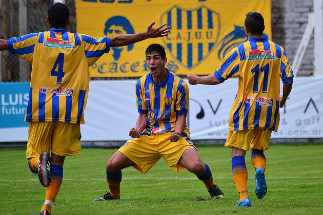 Bruno Sepúlveda festeja el segundo gol de Juventud