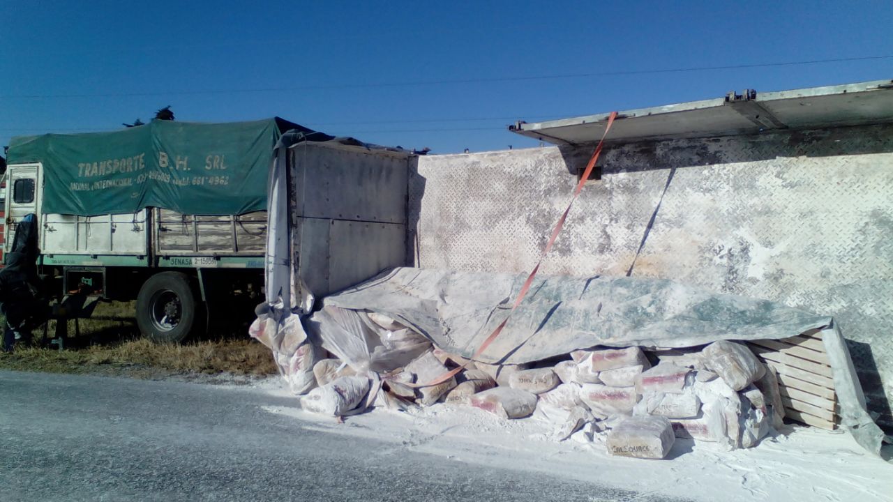 Volcó un camión con cal en la Autopista de las Serranías Puntanas