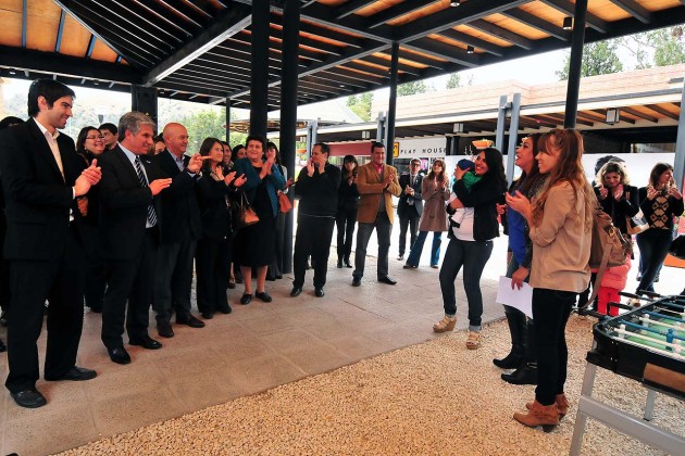 El gobernador CPN Claudio Poggi, junto a los nuevos empresarios.