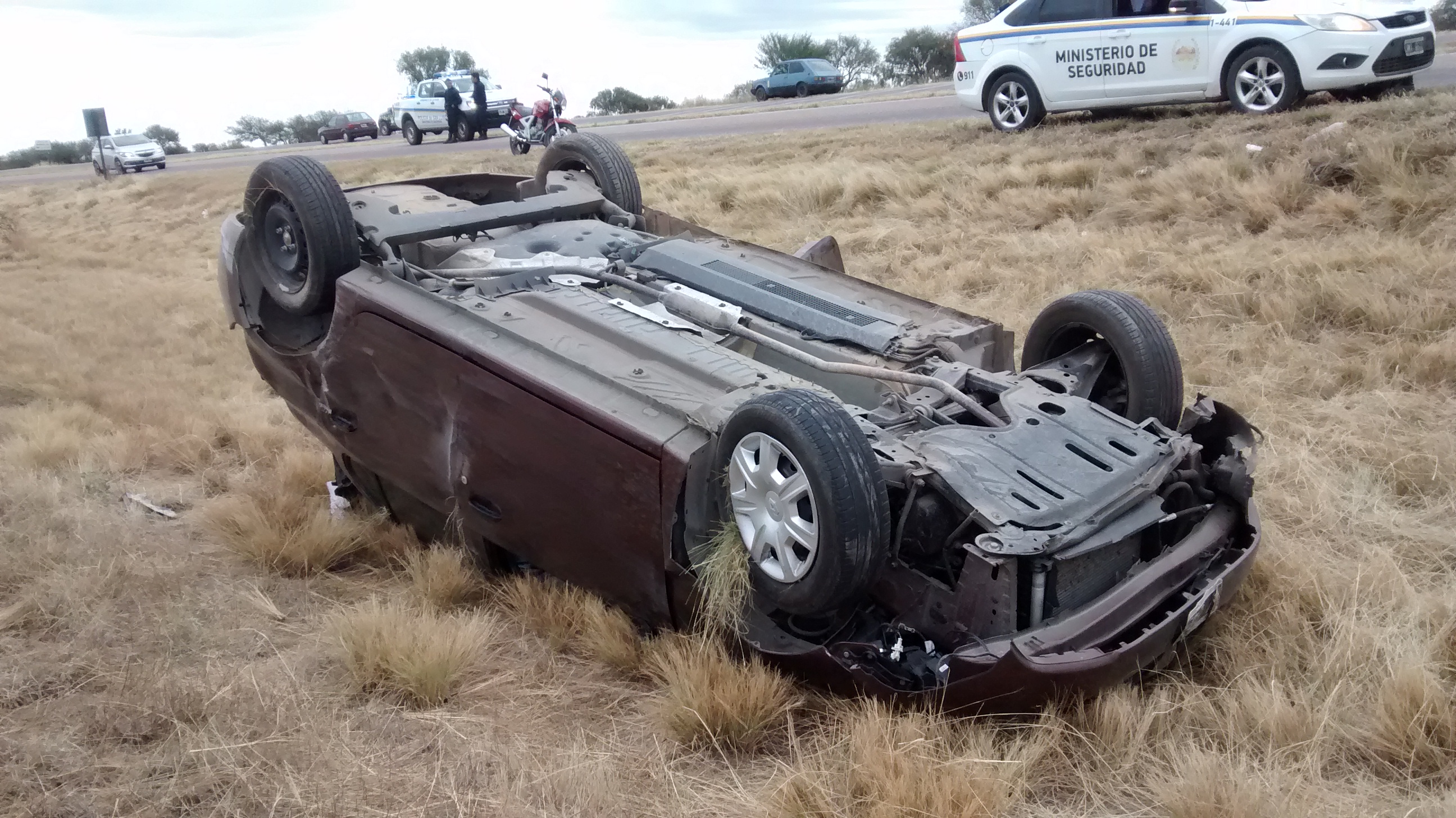 Un odontólogo perdió el control de su auto y volcó en uno de los ingresos a La Punta