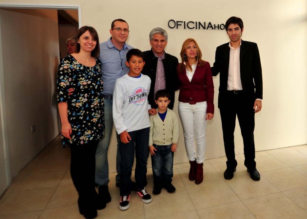 El gobernador Claudio Poggi junto a los nuevos empresarios.