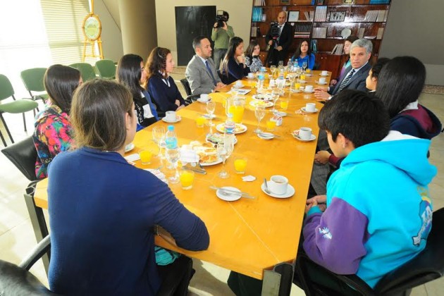 El gobernador de la Provincia, CPN Claudio Poggi, se encuentra reunido, desde las 10:00, compartiendo el sexto desayuno con abanderados de diferentes establecimientos educativos de San Luis.