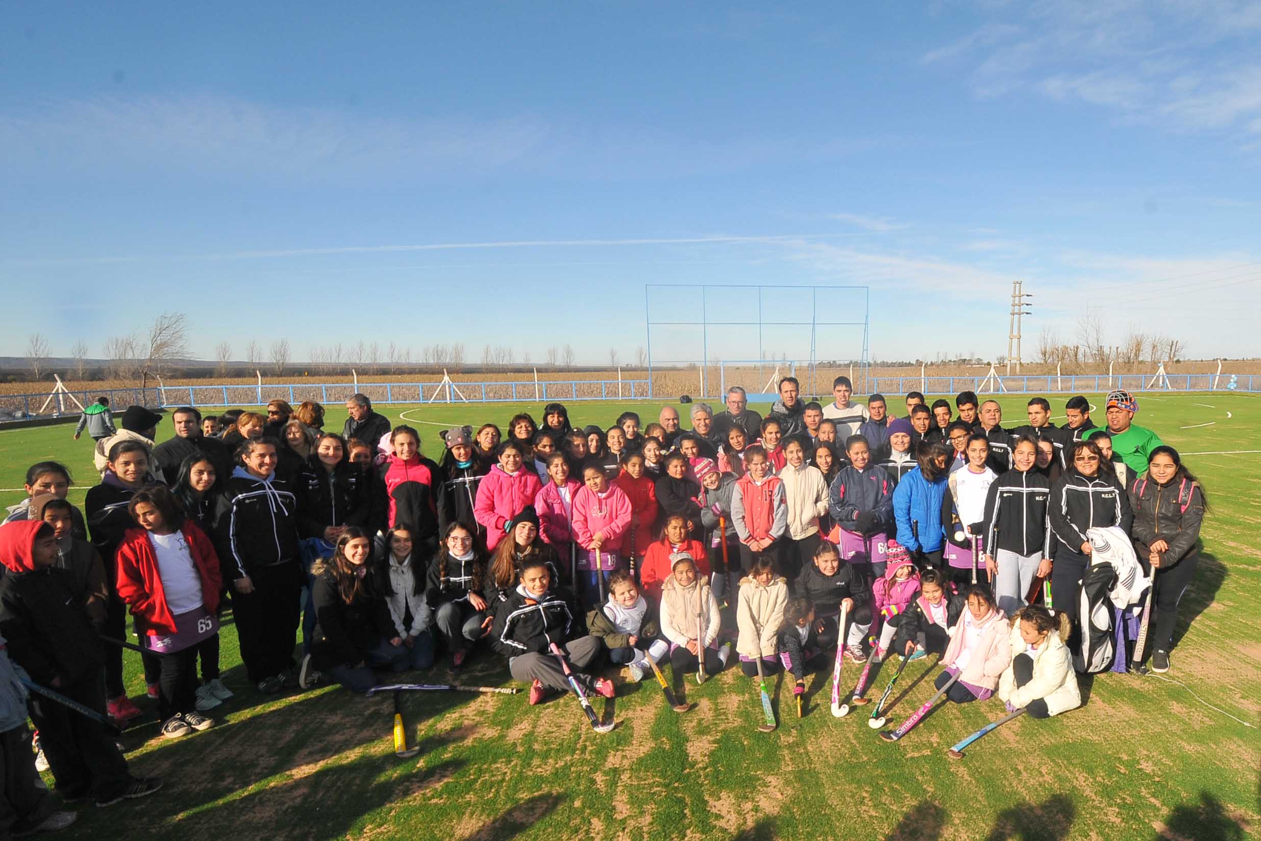 El gobernador Poggi inauguró la cancha de hockey de La Toma