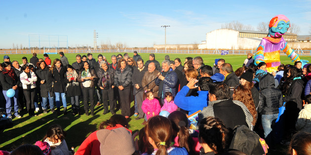 El gobernador presidió el acto de inauguración de la cancha de hockey de La Toma.