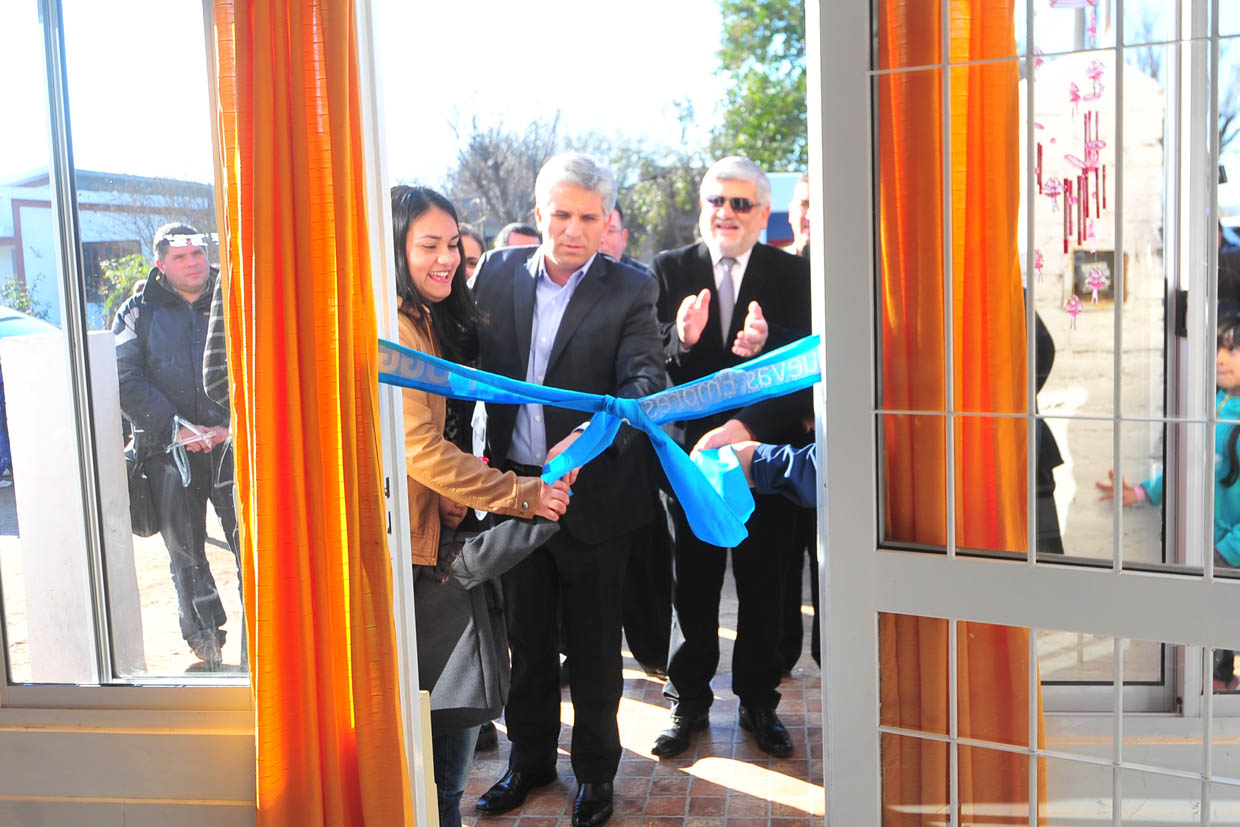 Poggi comenzó la jornada por el interior inaugurando una nueva empresa de jóvenes en Quines