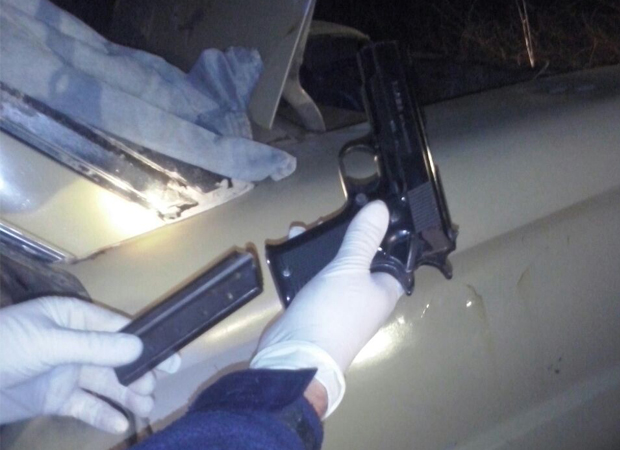 Detuvieron a un hombre con un arma de fuego y una tricota de policía