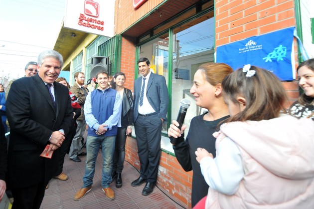 El gobernador, Claudio Poggi, acompañó la inauguración de  “Buenos Sabores”.