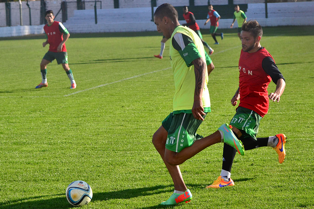 Estudiantes entrenó en su cancha con la mente puesta en Douglas