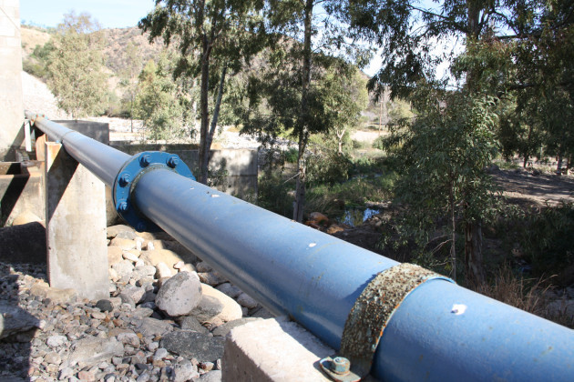 Se realizan labores de limpieza de trazas, inspecciones y tareas de purgado sobre distintas líneas de conducción de agua cruda de la provincia.