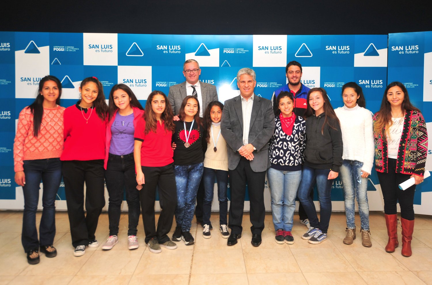 El gobernador Poggi recibió a las chicas de la Selección de Hockey Sub-14