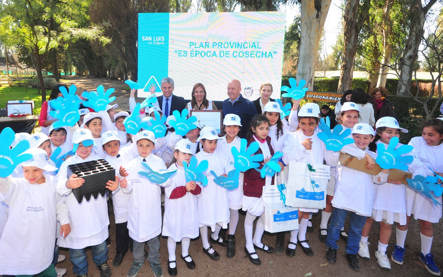 Alumnos recibieron los premios del Plan Es Época de Cosecha