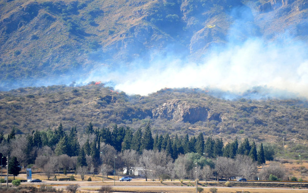 El incendio se inició en la zona de la Aguada de Pueyrredón y a causa del viento se propaga en dirección sureste. 