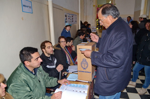 Walter Ceballos votó en la Escuela Normal “Dr. Juan Llerena”.  