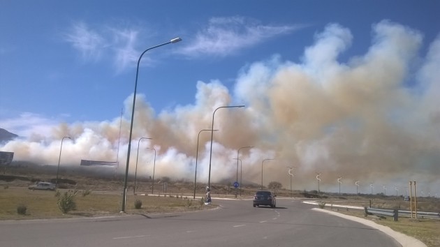 El humo se extendió debido al fuerte viento reinante.