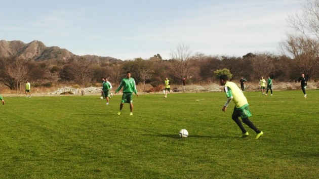 Estudiantes viaja a Paraná; el lunes juega con Atlético a las 16:00