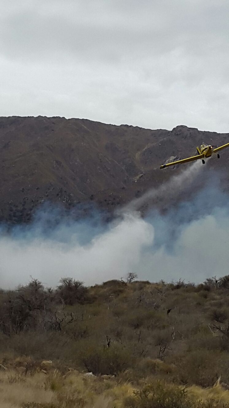 Bomberos combaten las llamas en La Punta