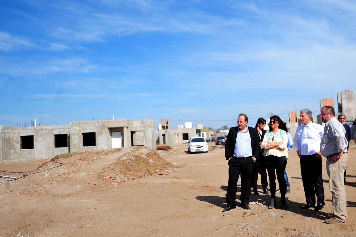 El gobernador Poggi visitó la obra del Barrio 32 Viviendas en Buena Esperanza