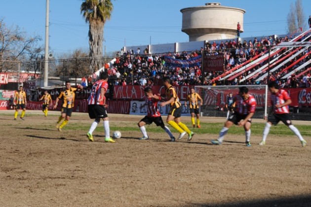 Newbery fue superior a su rival durante gran parte del partido.