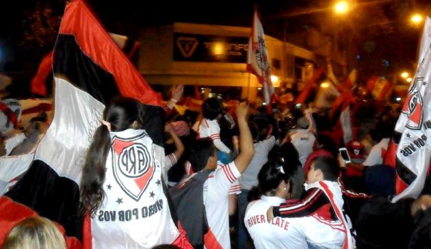 Después del final del partido, los hinchas “Millonarios” salieron a festejar por las calles de la ciudad. 