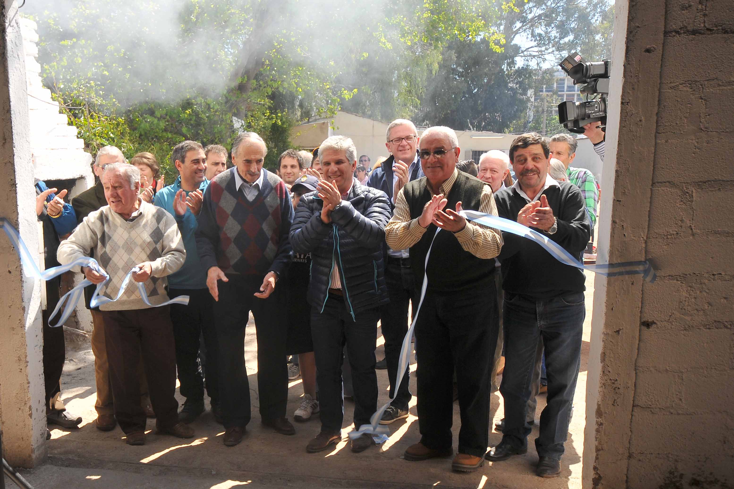 El gobernador Poggi inauguró obras y compartió un asado con socios del Club Ferro