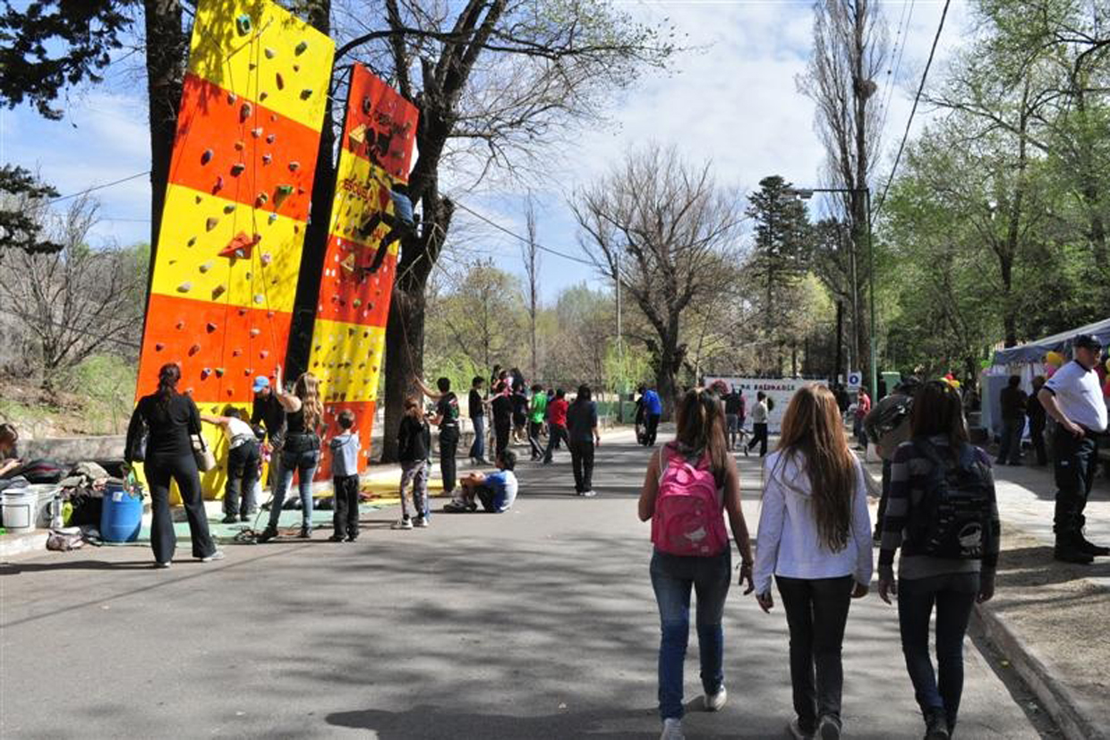 Miles de estudiantes llegan a El Trapiche para festejar su día