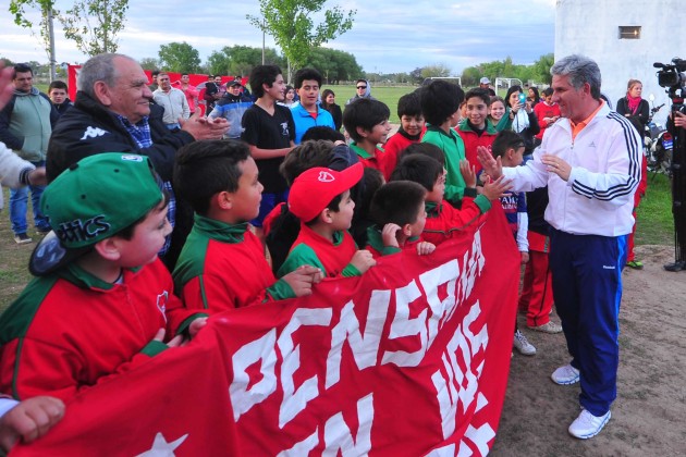  "Los quiero mucho", les transmitió el gobernador Claudio Poggi a los chicos del club Sportivo Pueyrredón