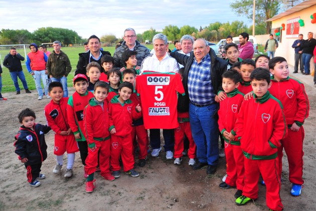 El gobernador Claudio Poggi, acompañado por el ministro de Deportes, Carlos Rosso compartió la tarde con los chicos y dirigentes del club.