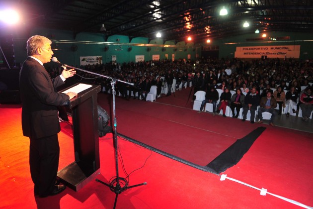 El gobernador, CPN Claudio Poggi, durante el acto en La Punta.