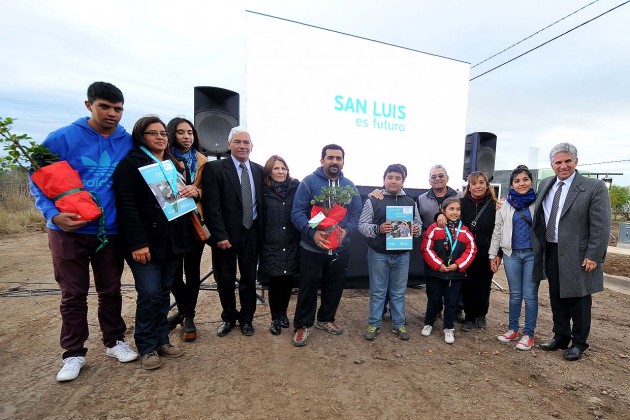 “No tengan dudas que la política habitacional va a seguir. La política de viviendas hace a nuestro ADN", señaló el gobernador Claudio Poggi durante la entrega de viviendas.