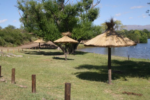 La cota es el punto de referencia que se utiliza para medir los niveles de embalse de los diques. 