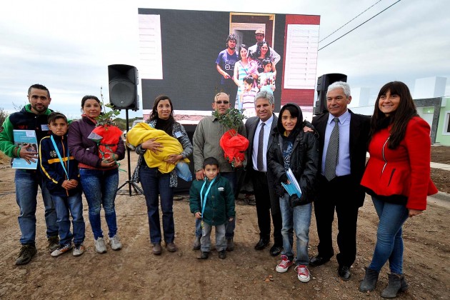 El gobernador Poggi compartió la alegría de la casa propia con 18 familias de Cortaderas y Saladillo.