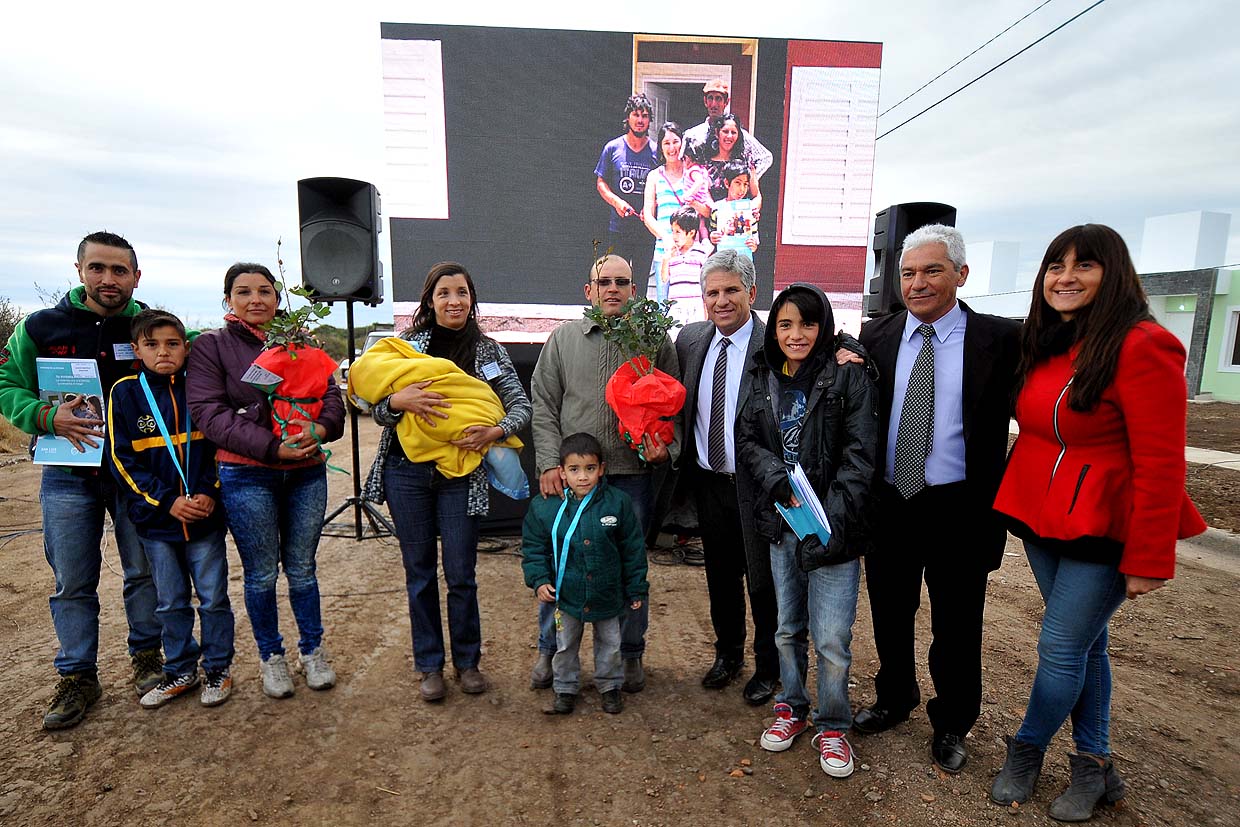 El gobernador Poggi compartió la alegría de la casa propia con 18 familias de Cortaderas y Saladillo