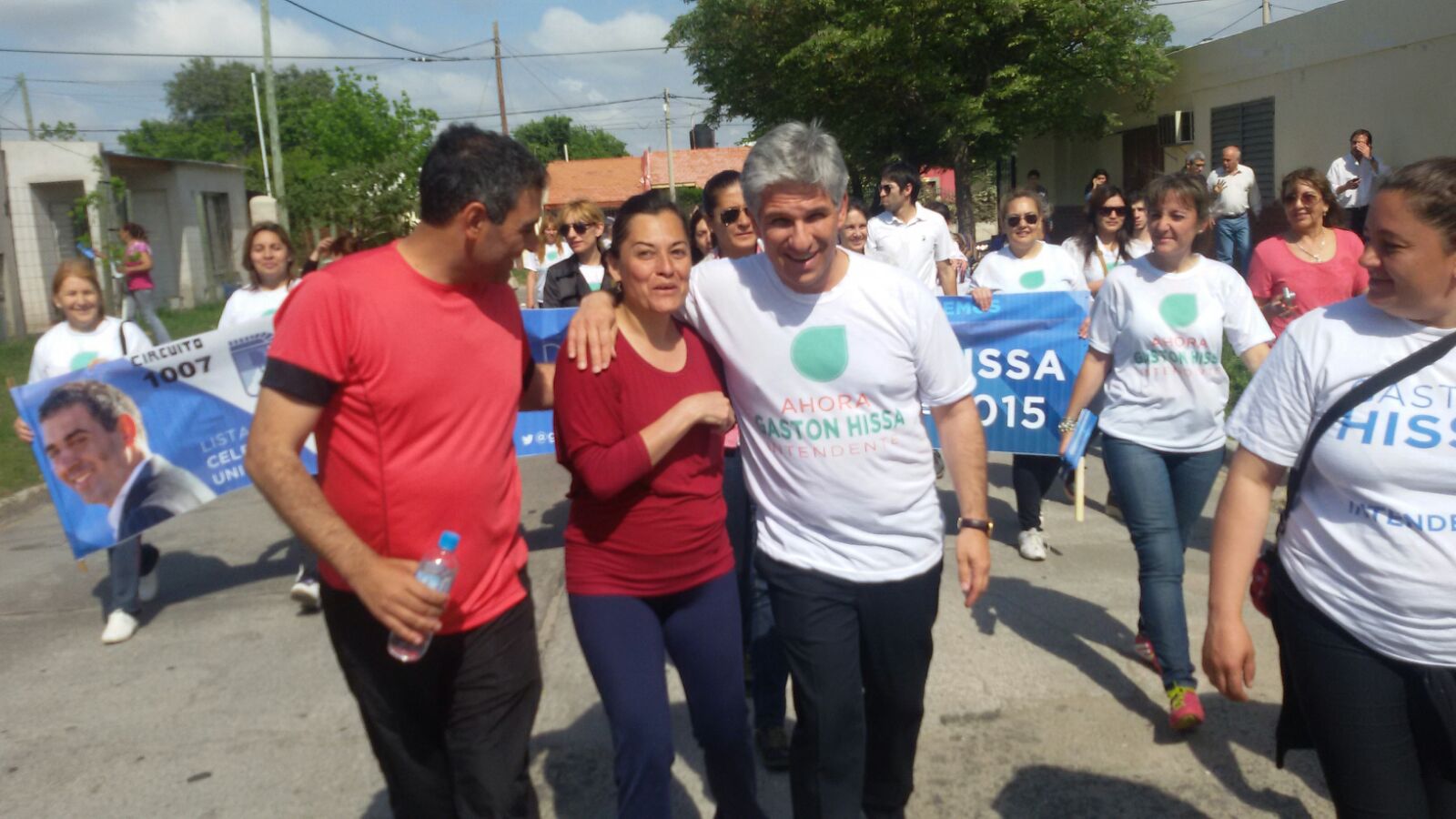 Poggi junto a Gastón Hissa, en una caminata por los barrios