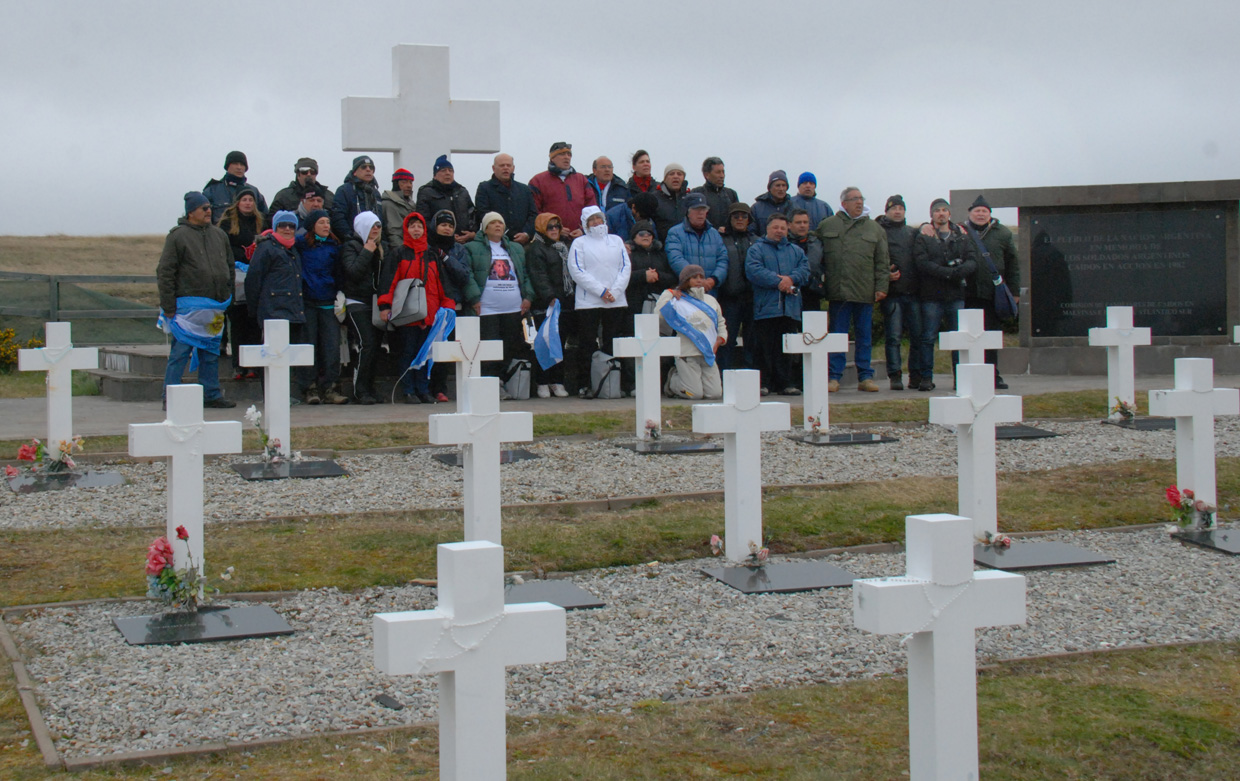 Regresa de Malvinas el tercer grupo de héroes