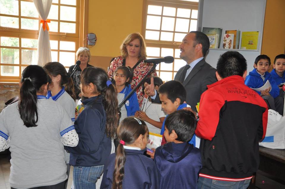 Comenzó la entrega de libros a los alumnos de primer grado en escuelas de toda la provincia