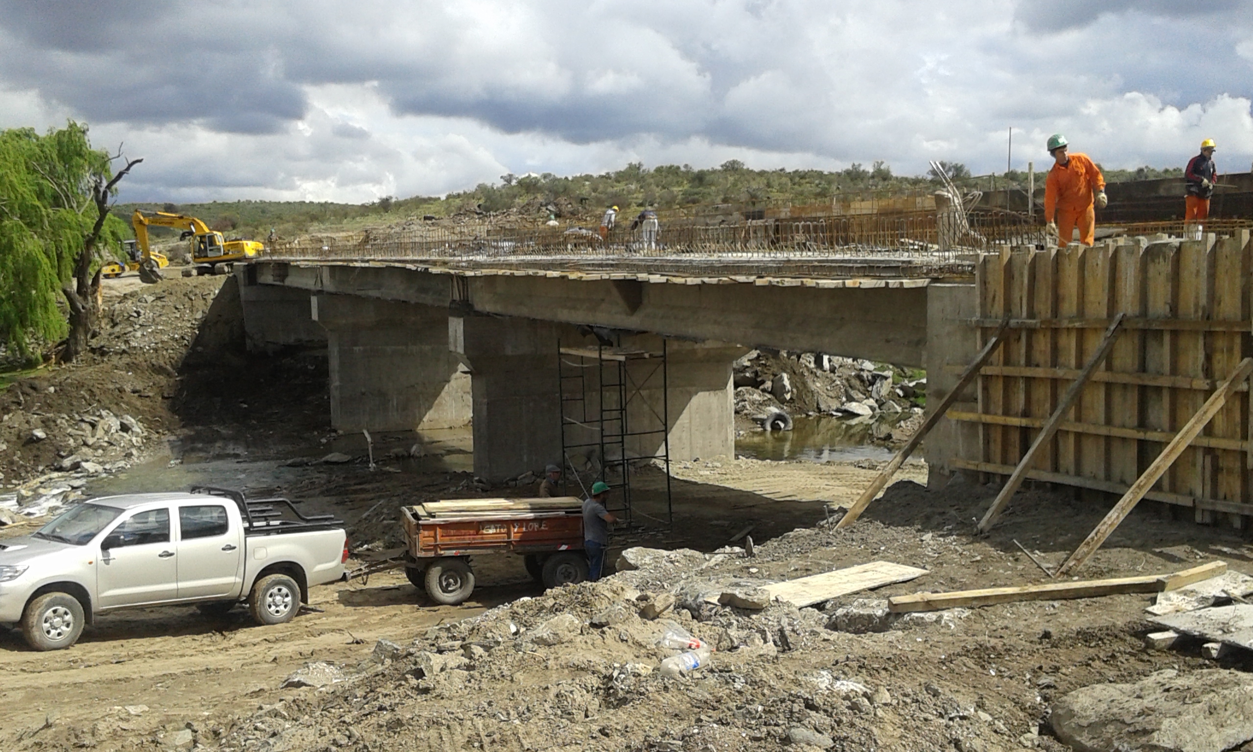 Avanza la construcción del puente carretero sobre el Río Conlara