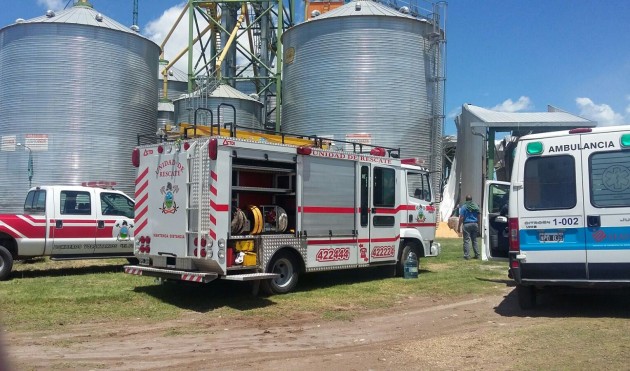 Un empleado de la firma que trabajaba en el lugar fue impactado por el maíz que cayó del contenedor.