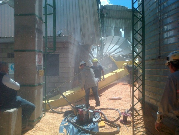 Un silo aéreo y su estructura cedieron mientras se trabajaba en la carga de un camión en el predio de la Compañía Argentina de Granos.