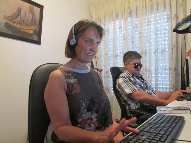 Paula, abogada, y Pablo, auxiliar docente, en sus computadoras con lector de pantalla.