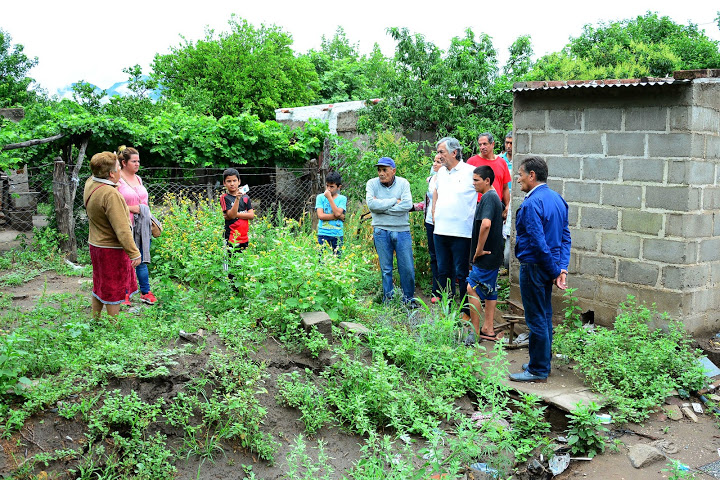 El gobernador con familias damnificadas de Luján