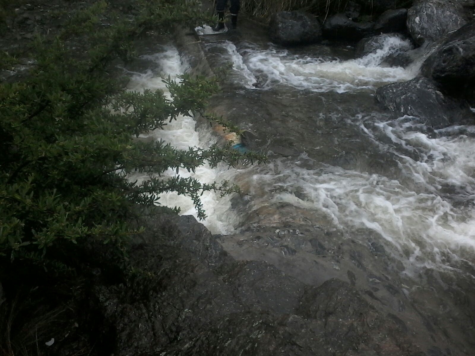 Limpieza y desarenado de azudes en la Costa de los Comechingones