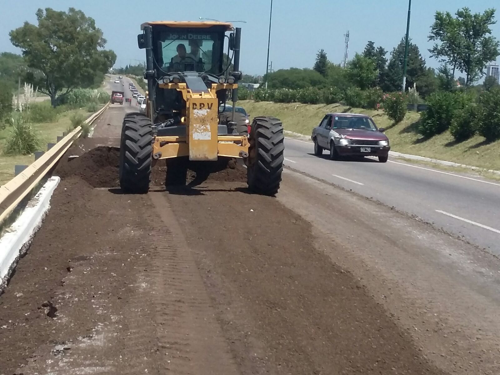 Realizaron tareas de reparación de banquinas en la Autovía José Santos Ortiz