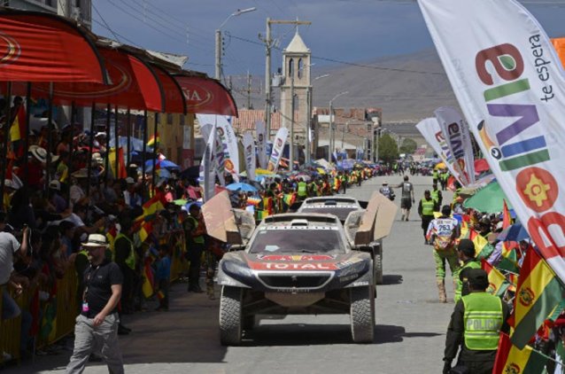 Loeb suma la tercera: triplete de Peugeot 